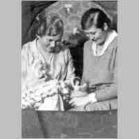 094-0177 Lotte und Sophie Troyke mit Puppen in Schirrau 1930.jpg